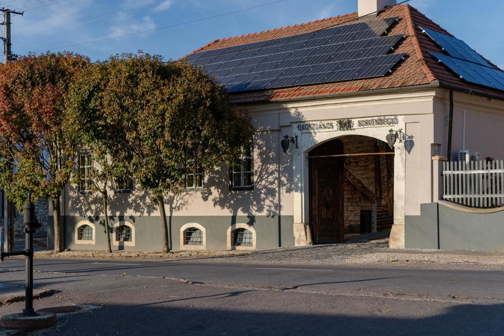 Oroszlános Borhotel Tállya Exterior foto